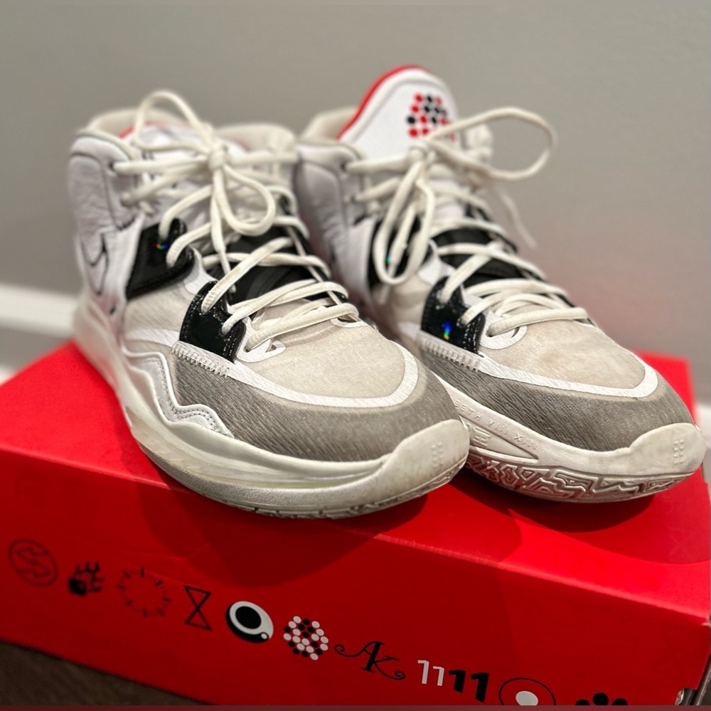 Nike Mens Kyrie Infinity Basketball Sneakers Size 10 White/Black/University Red